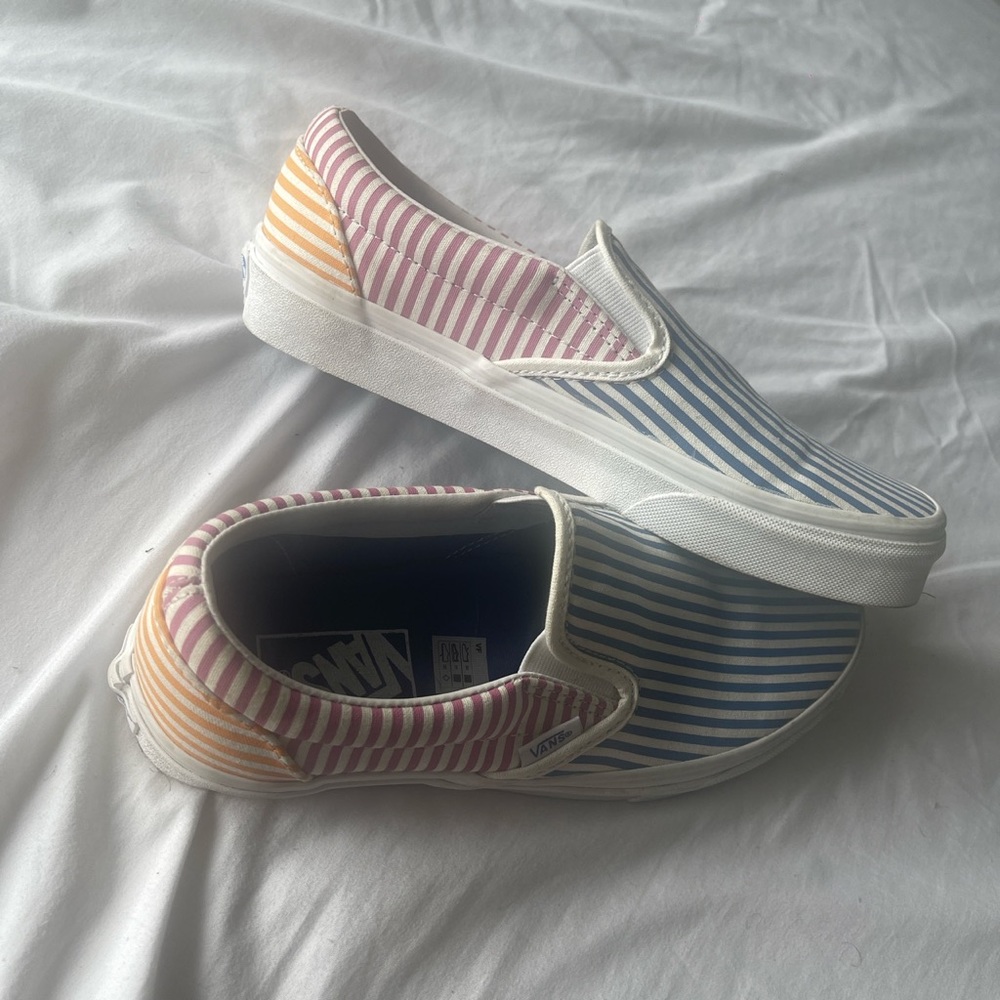 Vans striped slip-ons 💙